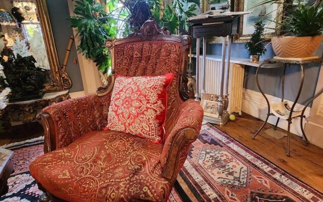 House of 1833 Bed & Breakfast & Gardens