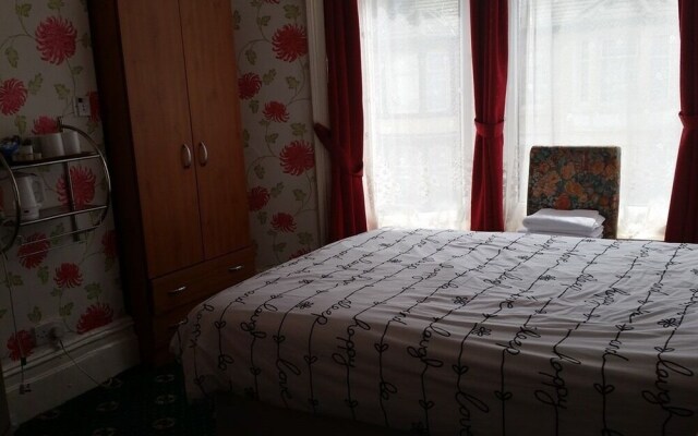 Rayners Hotel