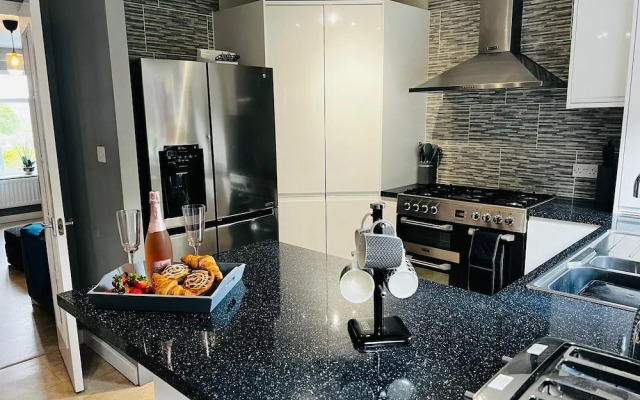 Luxury 4 bed House Sleeps 8, Enjoy in Comfort