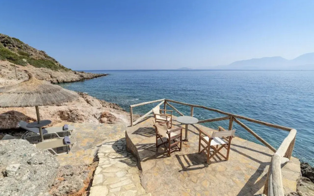 Beautiful 3-bed Sea Front Villa in Agios Nikolaos