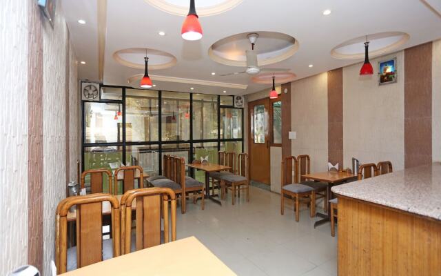 OYO 4889 Hotel Moon 2