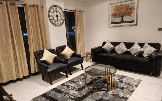 Luxurious & Comfy Gem-5 Star Location-pools, Gym!