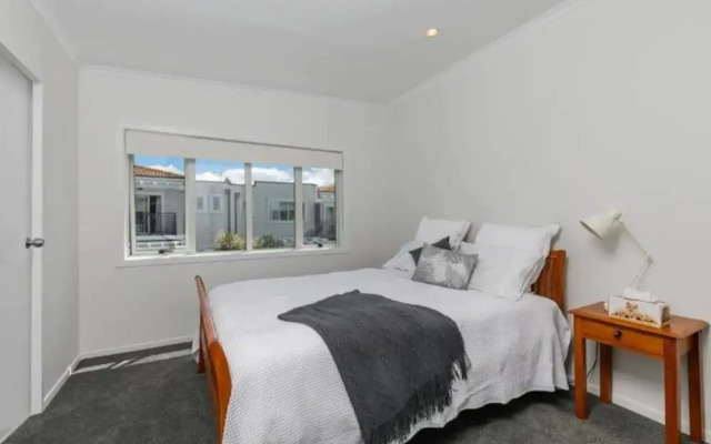 Modern and Central 2 Bedroom Home in Epsom