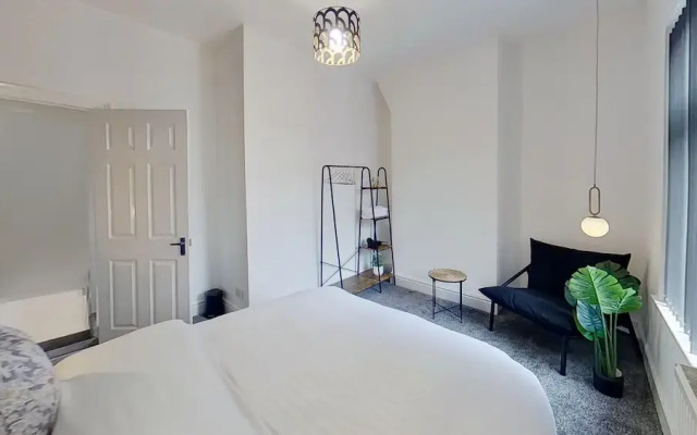 Salford-house-sleeps6-parking-garden-wifi