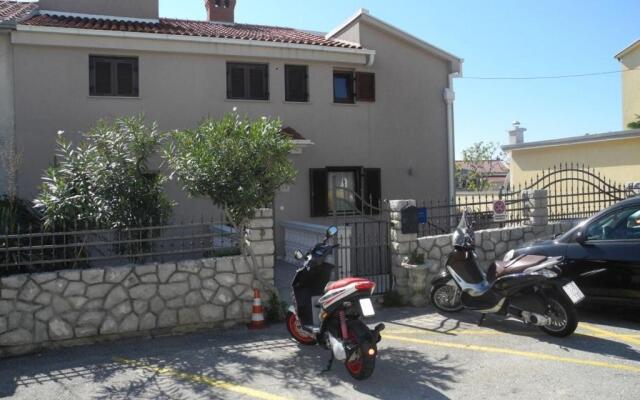Apartment Damir with Sea View 22 pax