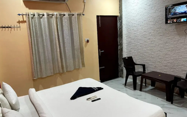 Goroomgo Four Season Guest House Varanasi