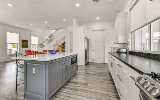 Walk to Pass Christian Beach: Stunning Family Home