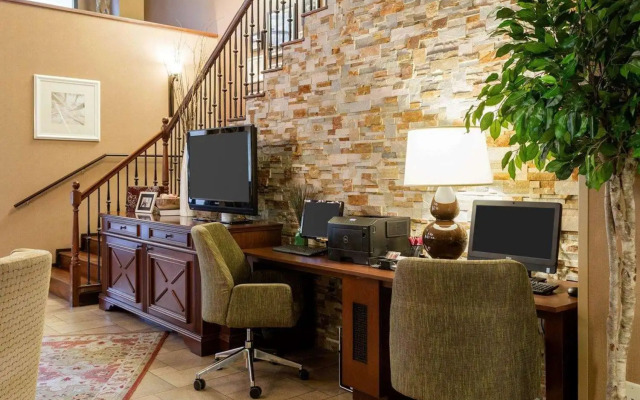 Russell Inn & Suites