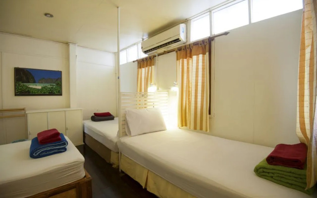 Phi Phi October House