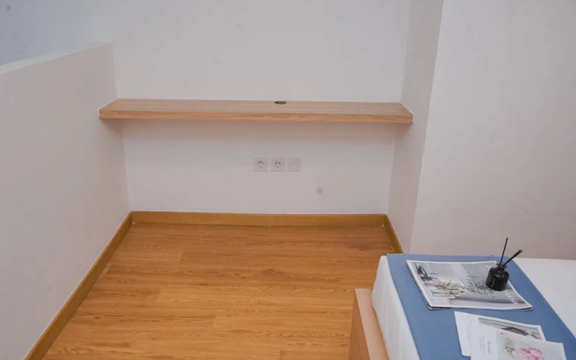 Comfort Studio Loft Apartment At Kingland Avenue