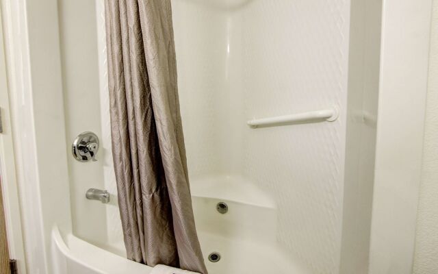 Super 8 by Wyndham Aurora East