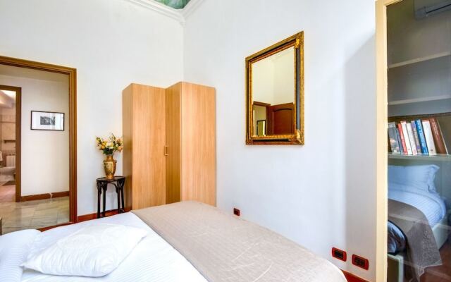 Large and Charming Flat Near Termini