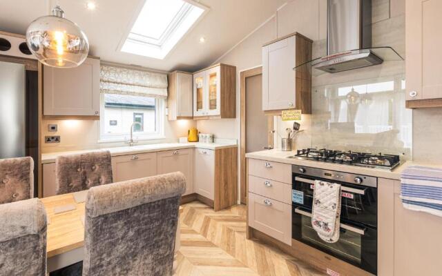 Lakeside Retreat Lodge With Hot Tub