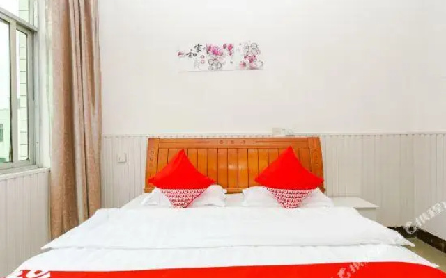 OYO chengdu red golden cage apartment