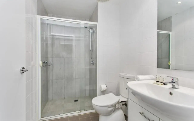 Spacious & High in the Skyplaza - 1bd 1bth Apt