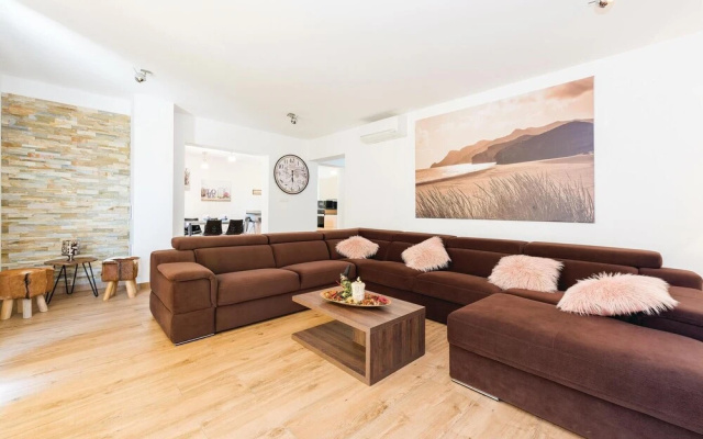 Awesome Home in Brodarica with Hot Tub, WiFi & 6 Bedrooms