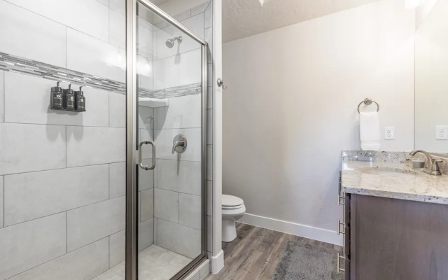 Stargazer Luxury Condo, Rooftop Views, Private Hot Tub