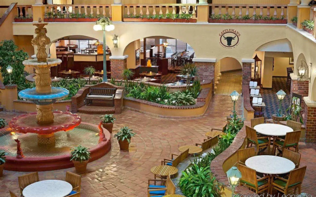 Embassy Suites Kansas City Plaza