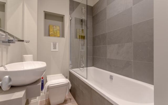 Sleek 1 Bedroom Flat Near Royal Oak