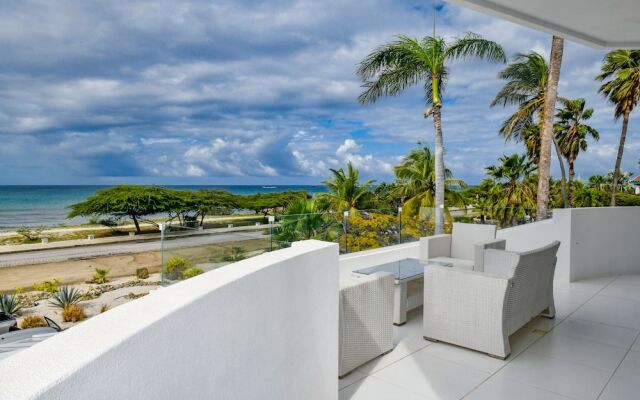 Ocean Front 7-bedroom 7-bath Sunset Views Malmok!