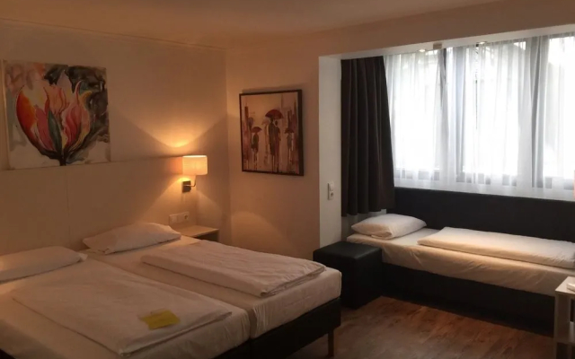 Lloyed Hotel