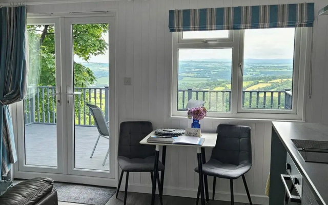 1 Bed Cabin-sleeps 2, Hot Tub, Garden, Views, Pets