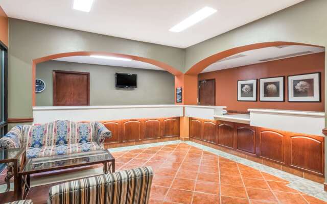 Super 8 by Wyndham Weslaco