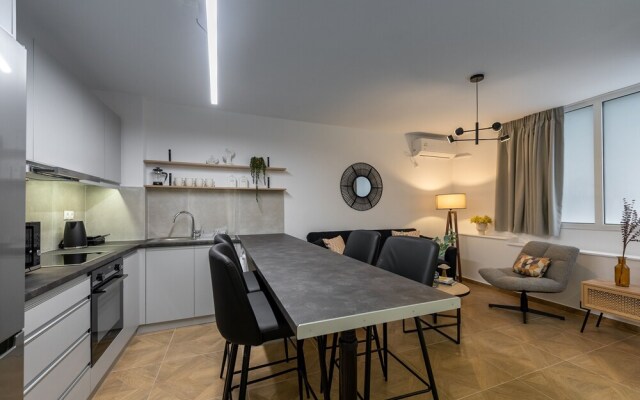Phaedrus Living Downtown Flat Acropolis