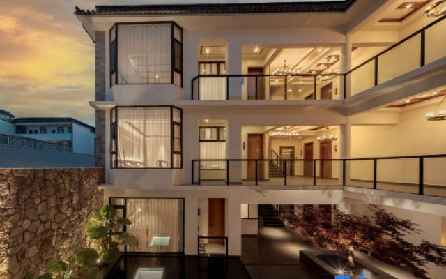 Nayinian Hotel
