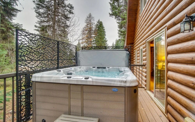 Family-friendly Mccall Cabin w/ Private Hot Tub!