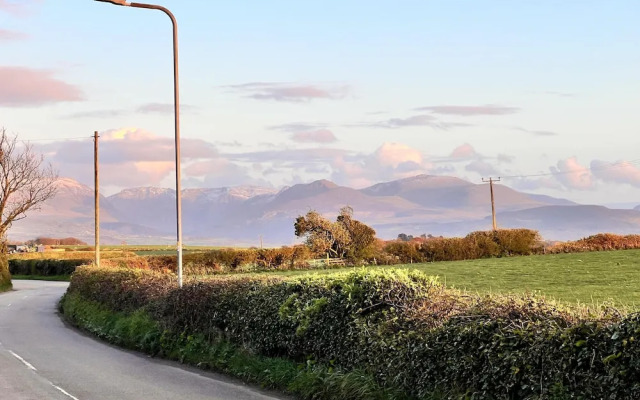4 Bedroom Detached Farmhouse Mountain Views