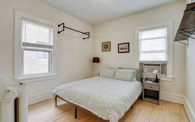 Bright Minneapolis Apartment - 1 Mi to Downtown!