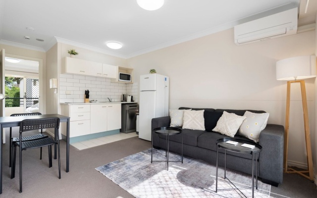 Comfortable Stay With Pool Access – Guest Rooms – Brisbane