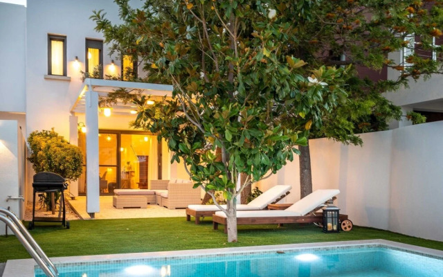 Romantic Homely Villa Aura with Heated Pool