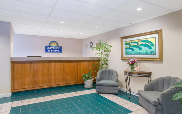 Days Inn & Suites by Wyndham Navarre - near Beaches/Hurlburt