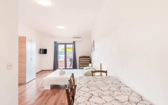 Serene Holiday Home in Posedarje near Sea