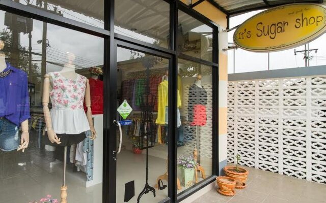 Petch Ranong at Town