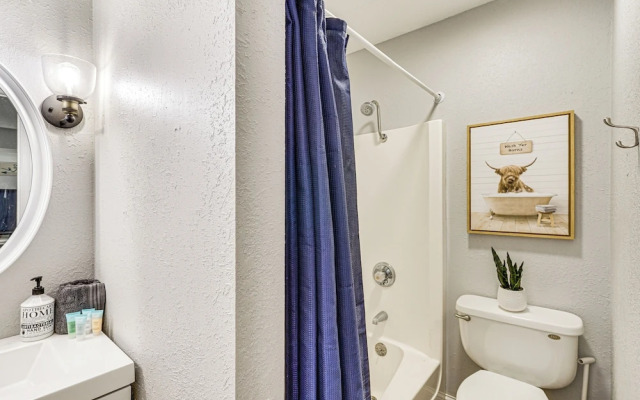 Waterfront Yard, Dock + Game Room: Linn Creek Home