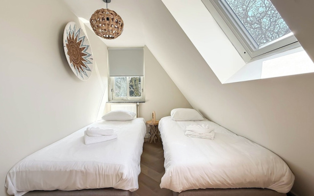 Villa With Expansive Sunny Garden