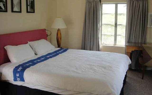 Holiday House Motel
