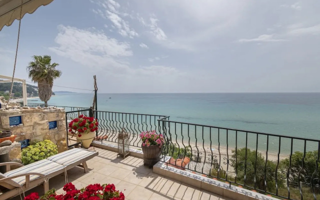 Poseidon Seafront Apartment by Rentalspro