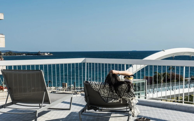 Sea View Beach Penthouse – Athens Coast
