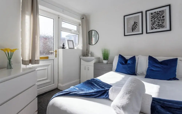 3 Bed House - Sleeps 5 - Parking - Wifi