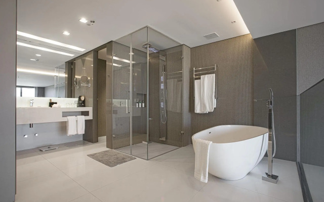 Suryaa Hotel Pinhais, Curio Collection by Hilton