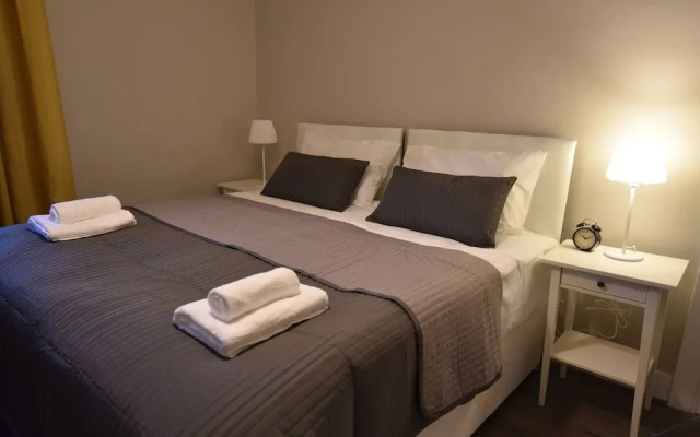 First - Meadowbank House Apartment