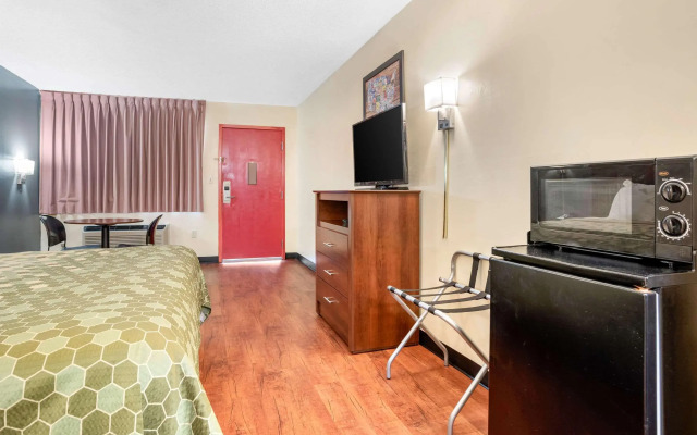Econo Lodge Inn And Suites