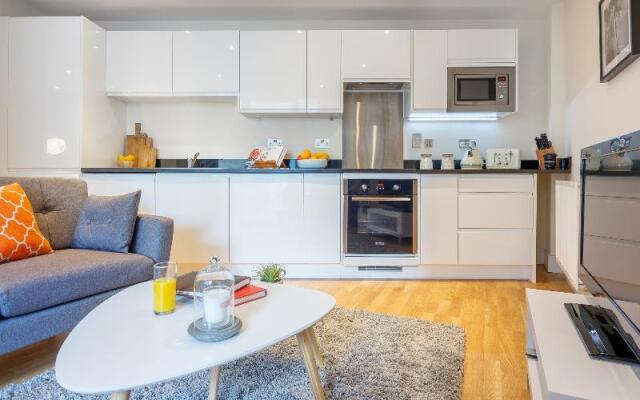 Luxurious Canary Gateway Serviced Apartment