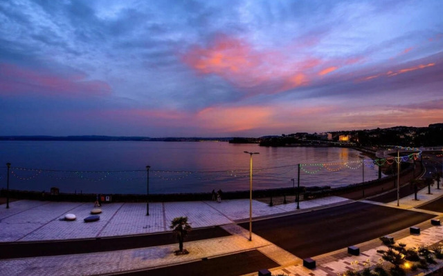 Sandybanks Loft - Penthouse Seaview Apartment on Promenade, Torquay