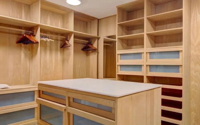 Breathtaking Ocean-view Home w Pool Modern Design