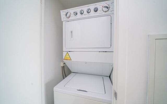 Spacious 2 Br condo by CN Tower